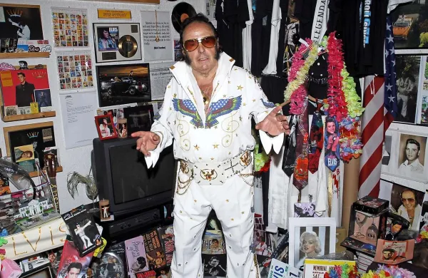 Slovenski Elvis svojo navezanost na kralja rock'n'rolla izkazuje tudi z nabito polno spominsko sobo