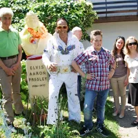 Oskar z nekaterimi od članov novoustanovljenega Elvis Presley kluba ob kipu njihovega idola