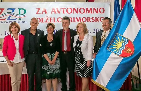 Novo ožje vodstvo Zveze za Primorsko ob prvič predstavljeni zastavi dežele Primorske
