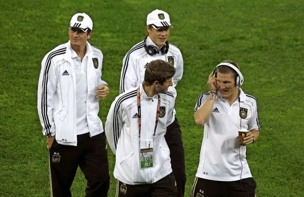 Thomas Muller (v ospredju levo) in Bastian Schweinsteiger (desno) bosta tudi v Braziliji med glavnimi nemškimi aduti 