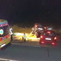 Reševalci dekletoma, ki sta ostali v zveriženem oplu na strehi, niso mogli več pomagati