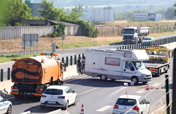 Na hitri cesti Koper-Škofije se je zjutraj prevrnil avtodom. Posledice nesreče so odstranili, a še vedno nastajajo zastoji.