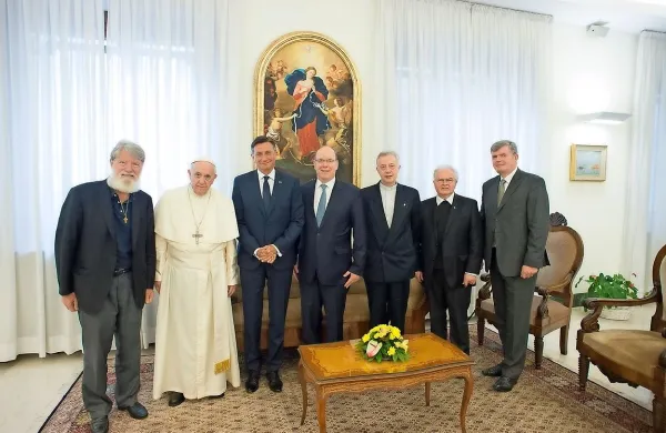 Predsednik republike Borut Pahor je danes podpisal ukaz o odpoklicu slovenskega veleposlanika v Avstraliji Milana Balažica, ki ga je odnesla prisotnost obsojenega pedofila Nicholasa Omana na odprtju konzulata v Melbournu marca letos