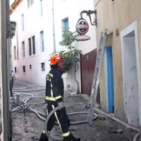 V notranjosti hiše so se gasilcem pod nogami udrle stopnice, zato so si morali pomagati z lestvijo