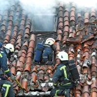 Gasilci so morali odstraniti velik del strehe
