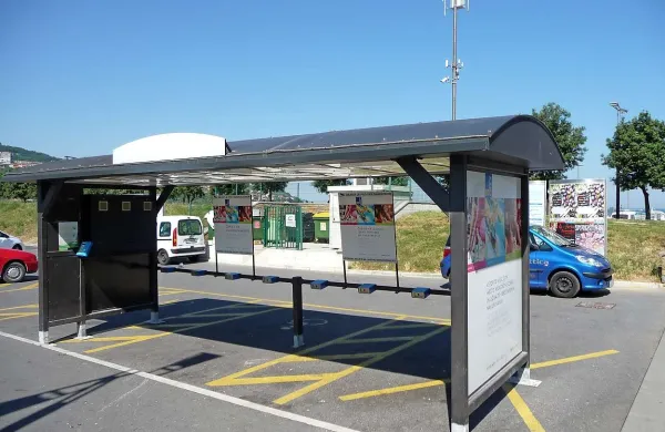 Ogrodje kolesarnice za avtomatizirano izposojo koles  ob parku za koprsko tržnico resda še ni pritrjeno v tla, a je za zdaj “pojedlo” parkirna mesta za invalide 