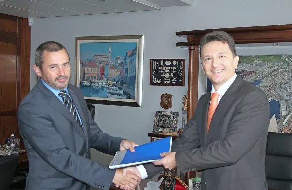 Dragomir Matić (desno), ki ga je nadzorni svet družbe konec maja imenoval za predsednika uprave z mandatom pet let, je  od svojega predhodnika Andraža Novaka prevzel posle in krmilo koprskega pristanišča