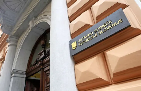 Ustavno sodi&scaron;če o Jan&scaron;i danes &scaron;e ne bo odločilo