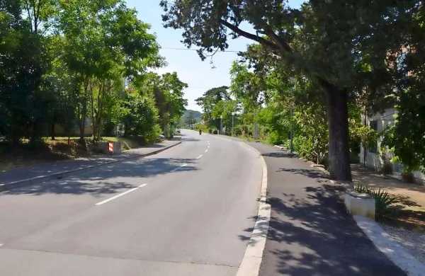 Tomažičeva ulica v Izoli bo po novem  enosmerna