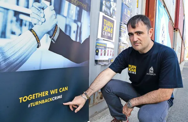 “Ljudi moramo naučiti, da kupujejo varno, na varnih mestih, tudi prek spleta. Kupovati morajo na uradnih spletnih straneh, ki imajo tudi certifikate kakovosti,” poudarja predstavnik Interpola Jose Manuel Fernandez del Canto   