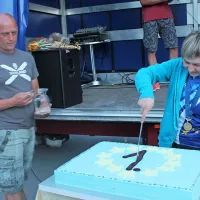 Takole je ob asistenci predsednika KS Ledine Kristjana Brusa Tanja Žakelj zarezala v šampionsko torto