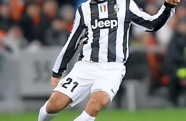 Italijanski nogometni reprezentant Andrea Pirlo je podaljšal pogodbo z italijanskim  Juventusom za dve leti, tako da bo v Torinu ostal vsaj do junija 2016