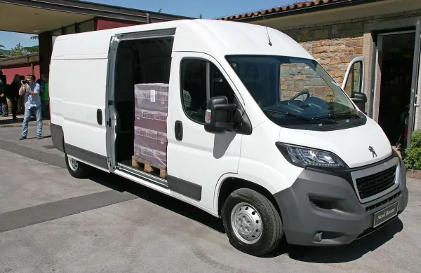 Dostavniška in potniška inačica francoskih bratrancev, Peugeotovega boxterja (levo) in Citroënovega jumperja  