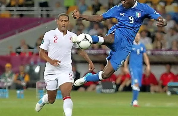 Angleška reprezentanca je uročena, uročil pa jo je Mario Balotelli (v modrem dresu) s svojo magijo, pravi amazonski vrač Jaraquii