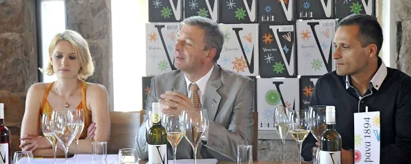 Novosti iz vipavske kleti so v Ljubljani predstavili (z desne) Uroš Bolčina, glavni enolog, direktor Agroinda Boris Jež in Maša Vodušek, ki je povezovala predstavitev