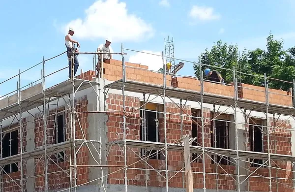 Medtem ko na Dobrovem gradijo zdravstveno postajo, se spori o koncesiji za ambulanto v Kojskem ne umirjajo. Prav zdravstvena postaja lahko postane njihova stranska škoda.