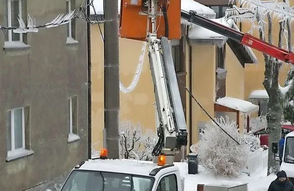 Za zasebnega, še posebej tujega lastnika, delavci v energetiki  verjetno ne bi tako požrtvovalno odstranjevali posledic žledu