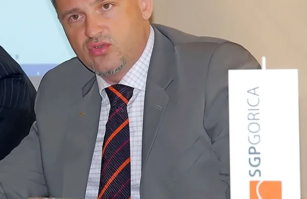 Šegula je prišel s kravato, ... 