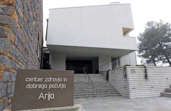Televizija Slovenija je poročala, da naj bi se RKS zaradi nasedle naložbe v Hotel Arija na Debelem rtiču znašel pred bankrotom