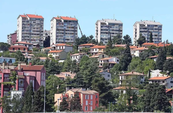 Zveza potrošnikov Slovenije predlaga spremembe zakona, s katerimi želi zmanjšati stroške lastnikom nepremičnin, olajšati izdelavo izkaznic in razširiti nabor njihovih izdelovalcev 