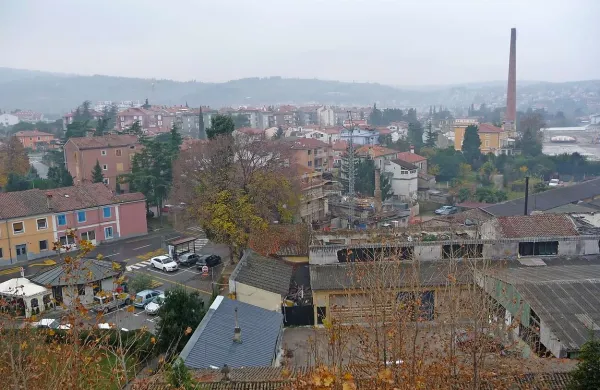 Dvorišče Male opreme se od decembra 2011, ko naj bi se za nakup zanimalo podjetje Rudeks, skorajda ni spremenilo  