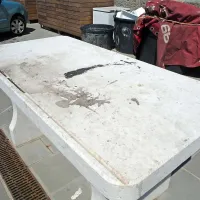 Nekateri ribiči so že večkrat opozorili, da je grobo obdelana površina miz za prodajo rib nepraktična. Mize je  težko čistiti, saj se nanje lepi umazanija, kamen  pa  vpija tekočine. V občini  razmišljajo, da bi zgornji sloj miz strojno zgladili.