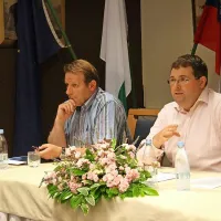  Strokovni vodja v Lipici Marjan Rus in v. d. direktorja Boštjan Bizjak včeraj o nevarnostih, ki jih prinaša nabava sena, ki ni lokalnega izvora 
 