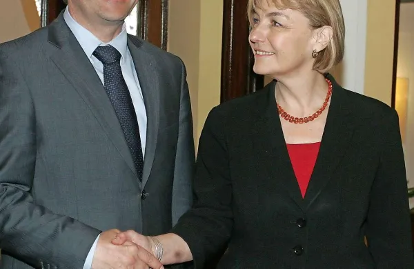 V prvem tednu sta arbitre nagovorila tudi oba zunanja ministra, najprej prejšnji ponedeljek hrvaška zunanja ministrica Vesna Pusić, petek zatem pa še slovenski zunanji minister Karl Erjavec, ki opravlja tekoče posle