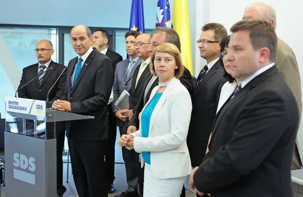 Predsednik SDS Janez Janša je na današnji novinarski konferenci, na kateri je SDS predstavila svoj predvolilni program, povedal, da imajo uradne informacije, da odločitev o njegovi ustavni pritožbi zoper sodbo v zadevi Patria, še ni sprejeta.