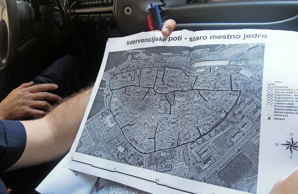 Obstoječ načrt intervencijskih poti v mestnem jedru Kopra nazorno kaže, da bi gasilci ob požaru do nekaterih delov mesta težko prišli
