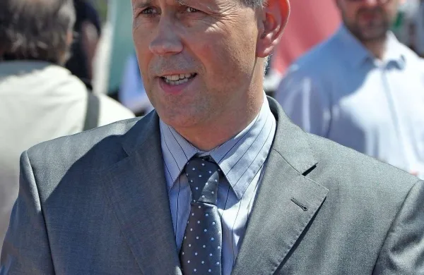 Bojan Petan naj bi se z izčrpavanjem družb okoristil za 24,5 milijonov evrov. Do konca preiskave ostaja v policijskem pridržanju. 