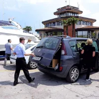 Kriminalisti so zgodaj popoldne iz Marine Portorož odnesli kar nekaj škatel zaseženega materiala