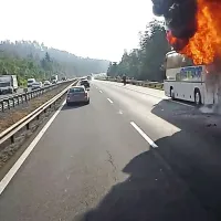 Na primorski avtocesti gorel avtobus
