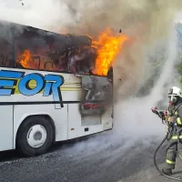 Na primorski avtocesti gorel avtobus