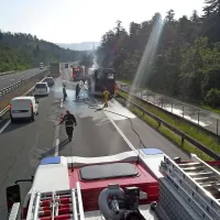 Na primorski avtocesti gorel avtobus