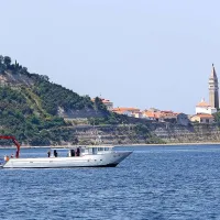 Če bi mino razstrelili na tem mestu, bi bila po vsej verjetnosti v veliki nevarnosti tudi piranska cerkev z obokanim podpornim zidom