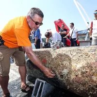 Darko Kopač kaže luknjo, v kateri bi bil lahko stranski vžigalnik, ki bi potapljačem in pirotehnikom pošteno zagrenil odstranjevanje mine