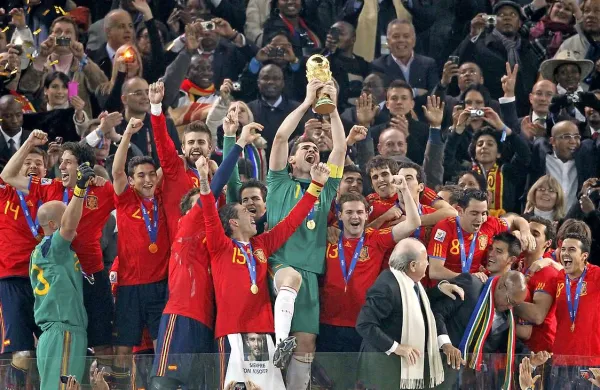 Španci so po finalnem dvoboju leta na SP leta 2010 dvignili pokal, tokrat se bodo z Nizozemci pomerili že za uvod  