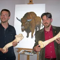 Zooarheolog Borut Toškan ter biolog in kustos Slavko Polak z dragoceno najdbo iz Javornikov 