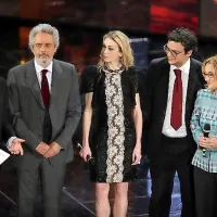 Stefano Bartezzaghi (drugi z desne) na odru sanremskega festivala. Skrajno levo voditelj Fabio Fazio, skrajno desno pa Nicoletta Mantovani, Pavarottijeva vdova