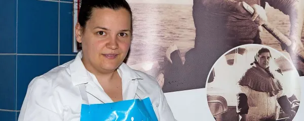 Tina  Steffe pred fotografijami  dedka Vittoria in babice Giuseppine