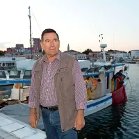 Fabio  Steffe zgodaj zjutraj pred ladjo Levante na koprskem pomolu 