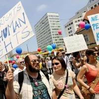 Utrinek z lanske parade ponosa po ljubljanskih ulicah. V ospredju dolgoletni aktivist LGBT in borec za človekove pravice Mitja Blažič s transparentom opozarja: pravice homoseksualcev so človekove pravice. 