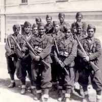 Jože Knez (v sredini drugi z desne) pred pivško vojašnico tik pred odhodom na utrjeno območje rapalske meje aprila 1940