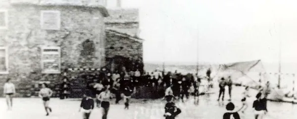 Tretje javno igrišče na Punti (sedaj so tam apartmaji, pred tem pa je bil tam Hotel Punta).  Slika je s četrtfinalne tekme jugoslovanskega pokala med takrat še TVD Partizanom iz  Pirana in Lokomotivo iz   Zagreba. Rezultat je bil 3:9, pisalo pa se je