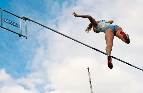 Tina Šutej (Mass) je drugi dan atletskega pokala Slovenije v Novi Gorici v skoku s palico preskočila 4,50 m in dosegla najboljši izid celotnega pokala