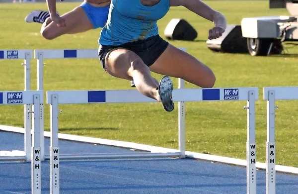 Najbolj vesela je stadion v Novi Gorici zapuščala Tomičeva, ki je na 100 m najprej izenačila svoj 11 let star osebni rekord, nato pa v svoji disciplini, na visokih ovirah, dokazala, da je že zdaj v izvrstni formi