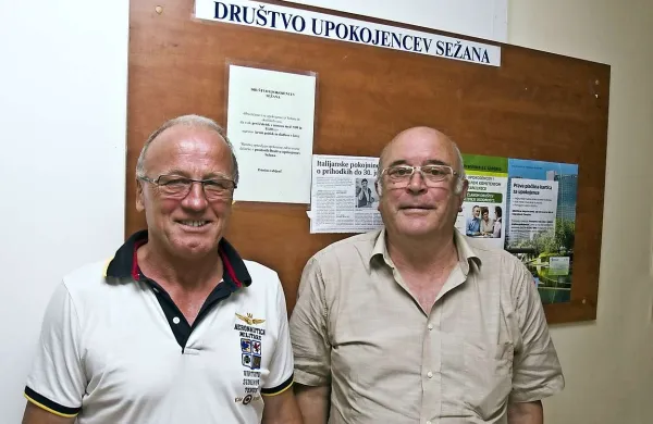 Miro Klun (levo) in Marjan Pavlič sta z ekipo pomočnikov pripravljena na pogostitev sočlanov upokojenskih društev iz cele Primorske
