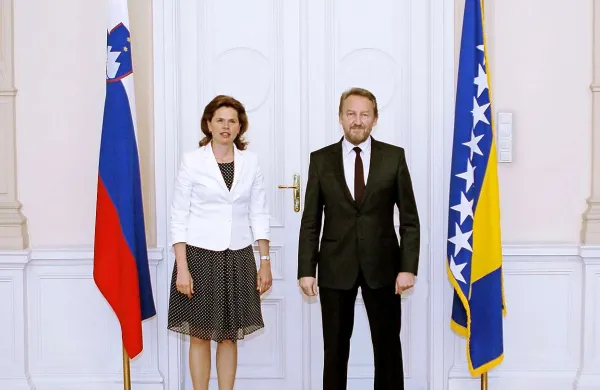 Premierka Alenka Bratušek, ki opravlja tekoče posle, je danes med obiskom v Sarajevu s predsedujočim svetu ministrov BiH Vjekoslavom Bevando govorila o pomoči pri odpravljanju posledic nedavnih katastrofalnih poplav v BiH