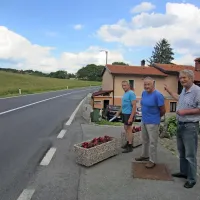Matarci (z leve) Anton Čebohin, Igor Zupančič in Franc Godina kažejo na rob hiše, kjer je Občina Hrpelje-Kozina hotela postaviti  signalizacijo za spremljanje hitrosti vozil, na Godinovem zemljišču.       
